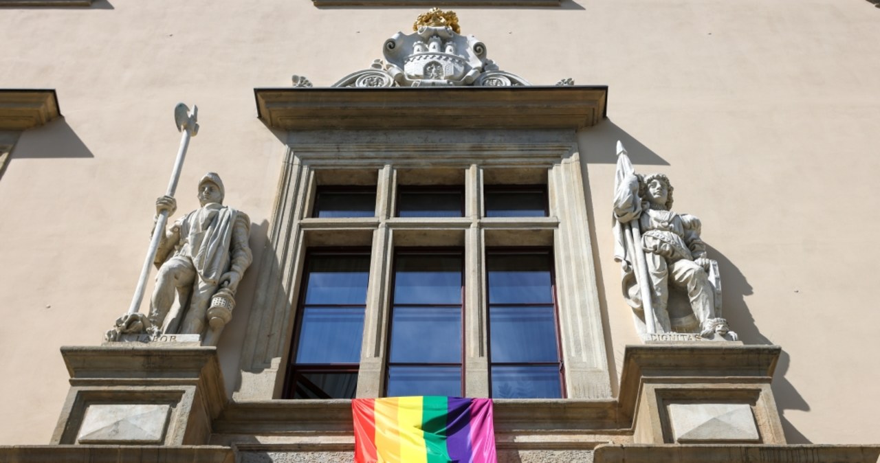 Tęczowe flagi na krakowskim magistracie. Była kurator oświaty komentuje
