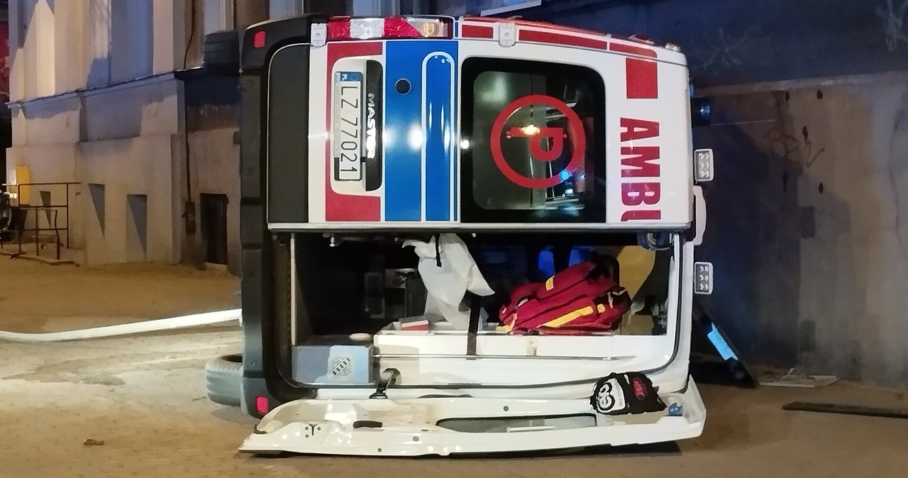 Wypadek z udziałem karetki w Lublinie. Osiem osób poszkodowanych