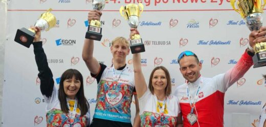 Reprezentacja RMF24 z pucharem Biegu po Nowe Życie