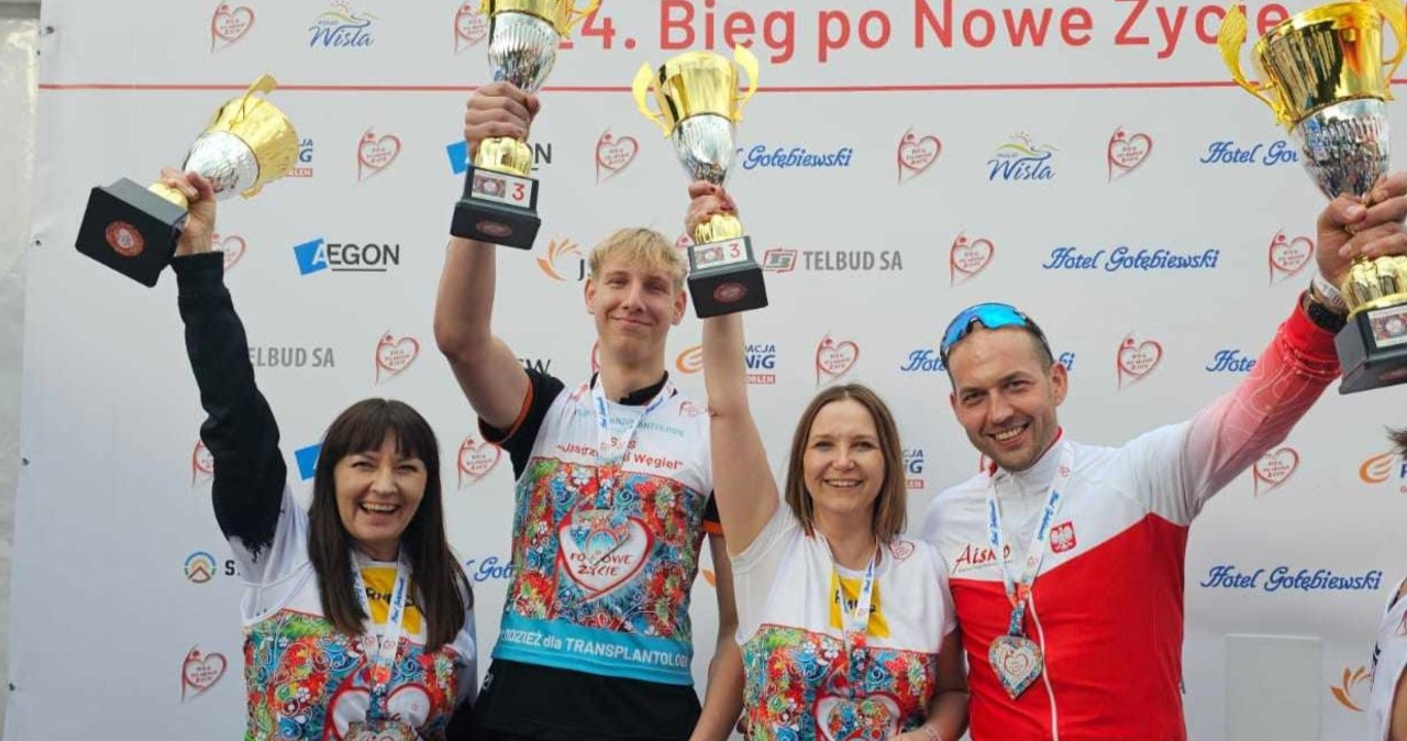Reprezentacja RMF24 z pucharem Biegu po Nowe Życie