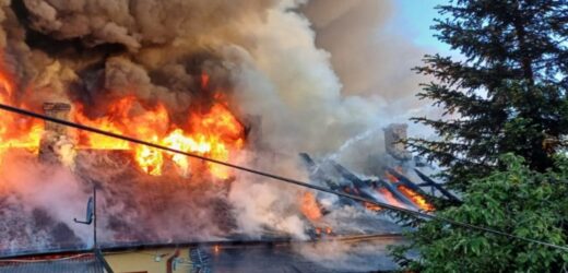 Pożar drewnianego budynku w Starachowicach. 9 osób ewakuowanych