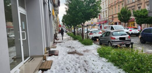Pogodowy armagedon w Gnieźnie. Zalane ulice, domy, ludzie uwięzieni w autach