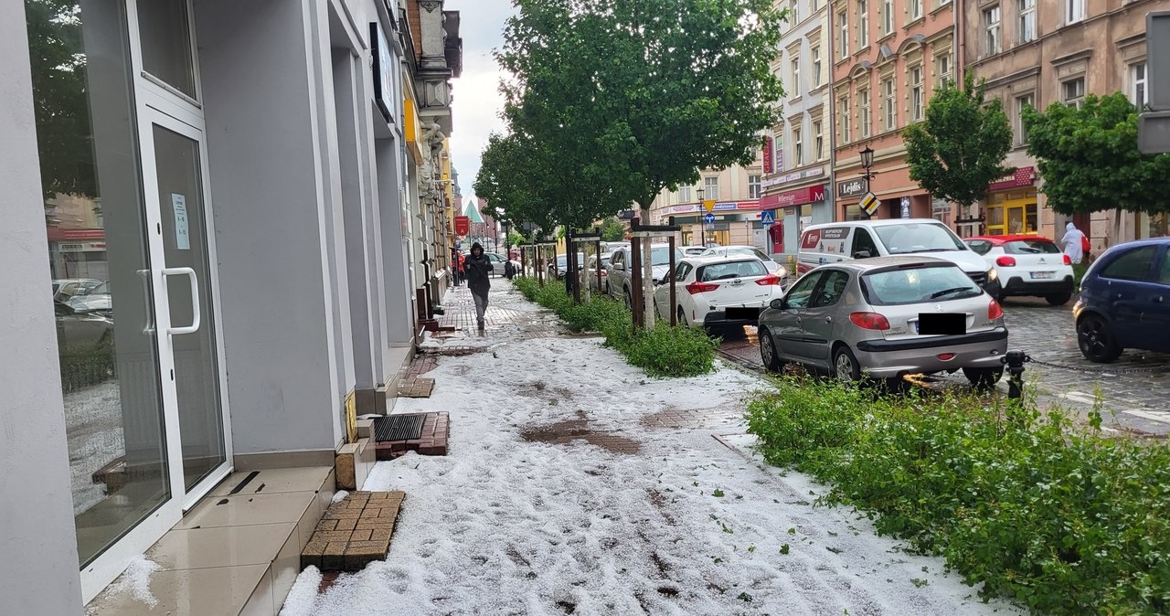 Pogodowy armagedon w Gnieźnie. Zalane ulice, domy, ludzie uwięzieni w autach