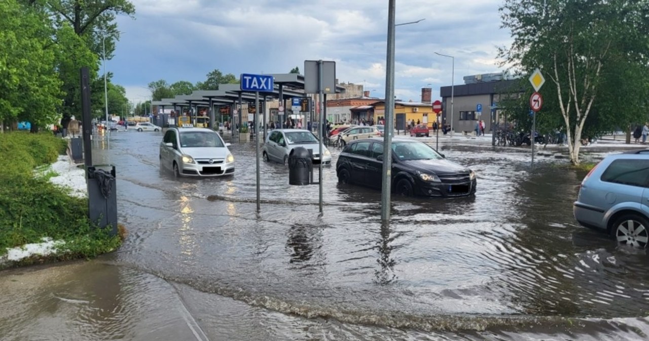 Gniezno pod wodą. Zalane mieszkania, lokale usługowe i samochody