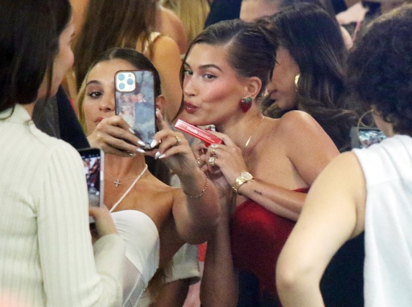 Strawberry make-up hitem lata 2024. Zobacz, jak pomalować się niczym największe influencerki