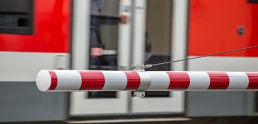 Autokar z dziećmi między szlabanami [FILM]