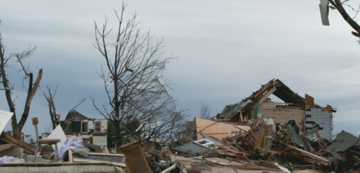 Tornado w Iowa: Porwane auta, powalone domy [FILMY]