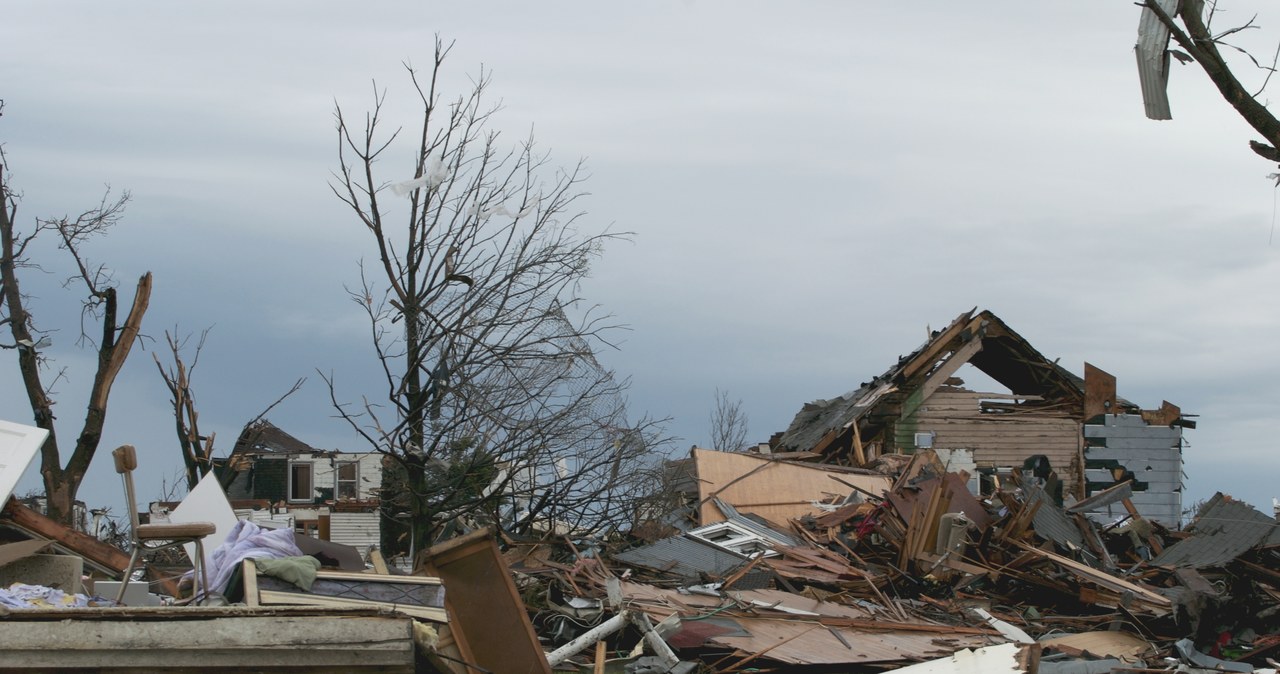 Tornado w Iowa: Porwane auta, powalone domy [FILMY]