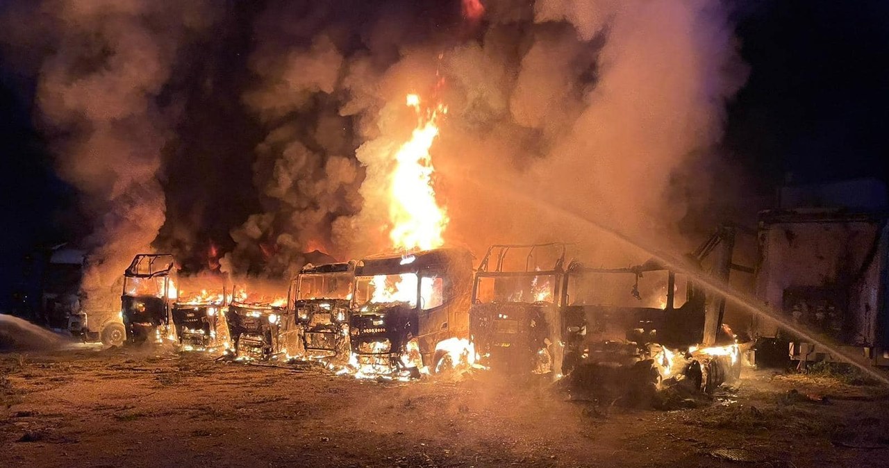 Pożar ciężarówek na Pomorzu. Spłonęło 9 pojazdów
