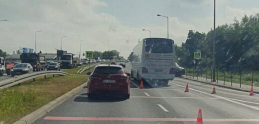 Wypadek autokaru z wycieczką szkolną w Krakowie