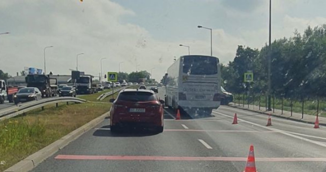 Wypadek autokaru z wycieczką szkolną w Krakowie