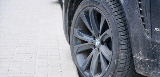 Wjeżdżał na krawężniki i chodnik. Kierowca bmw był pijany
