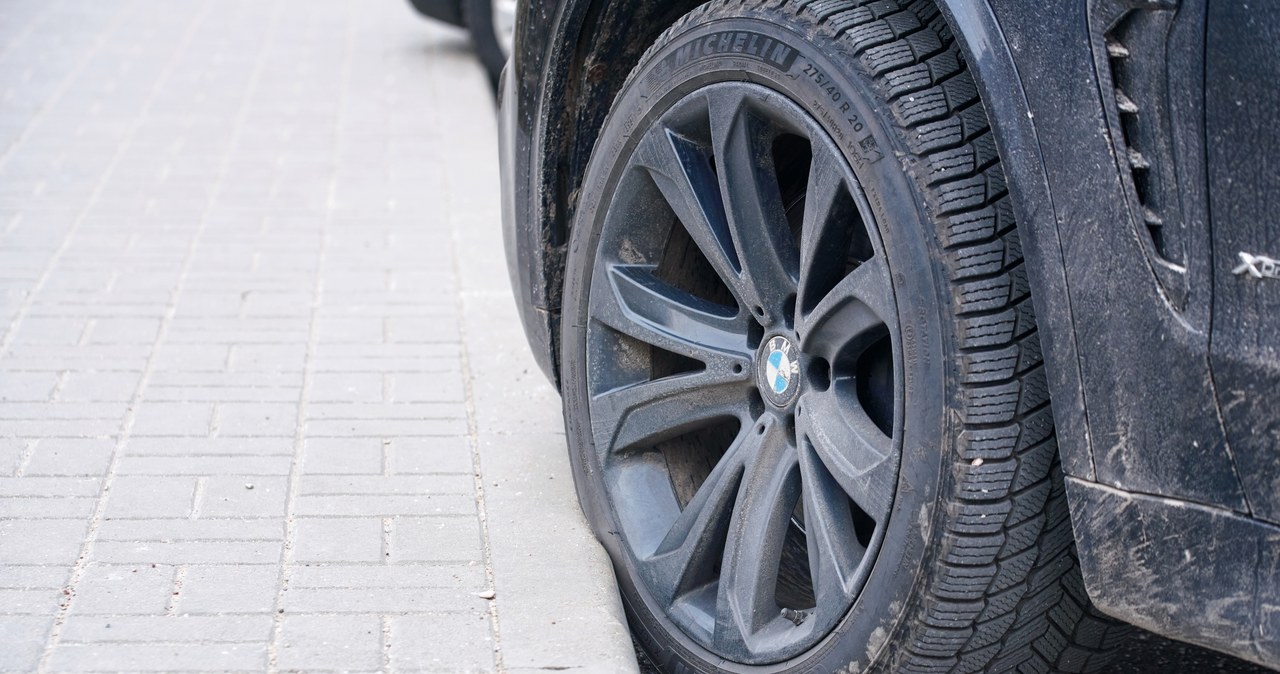 Wjeżdżał na krawężniki i chodnik. Kierowca bmw był pijany