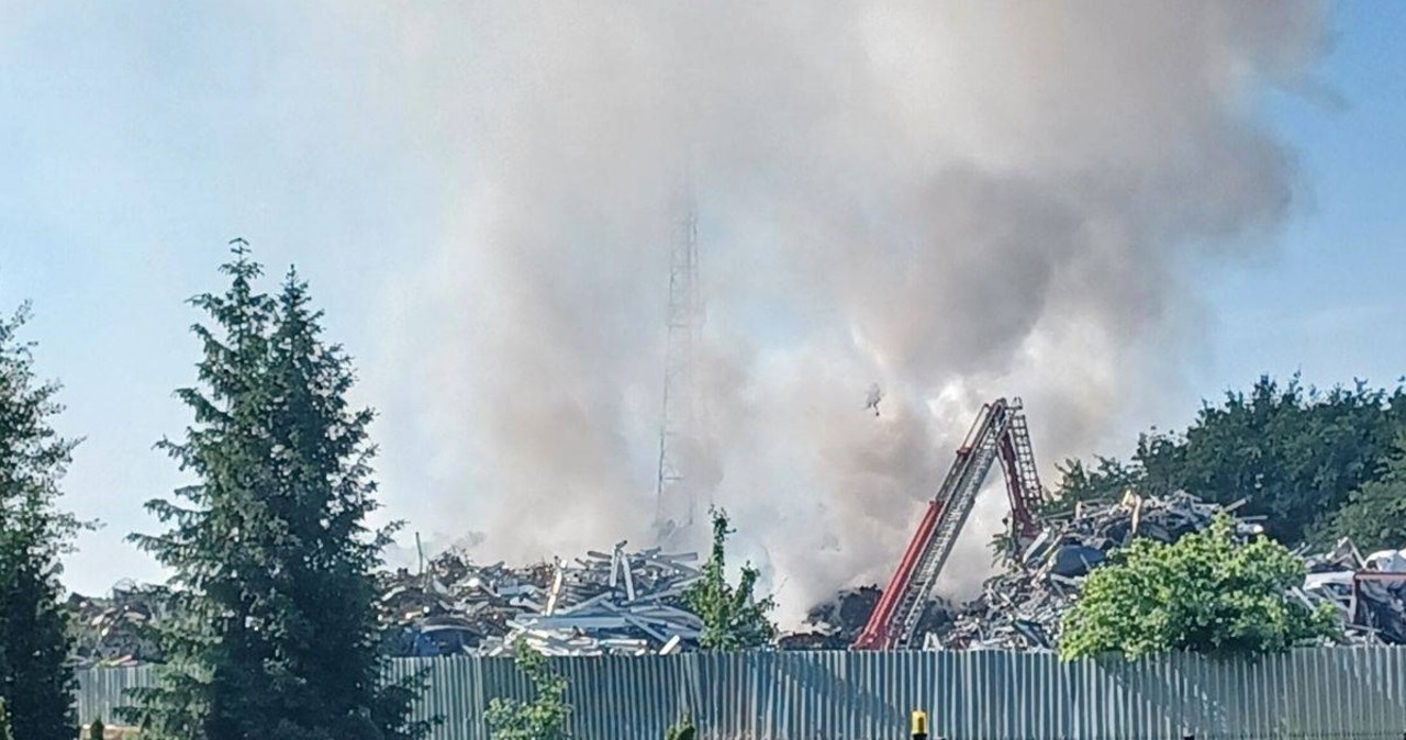 Pożar składowiska samochodów w Lubuskiem. 100 strażaków w akcji