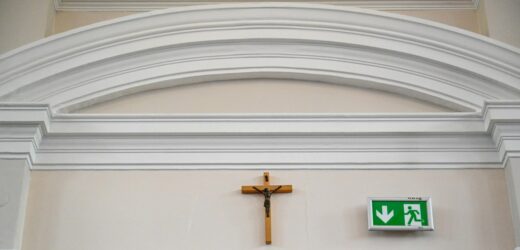 Prezes PiS o ściąganiu krzyży: To uderzenie w naszą wolność