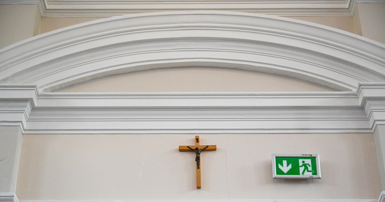 Prezes PiS o ściąganiu krzyży: To uderzenie w naszą wolność