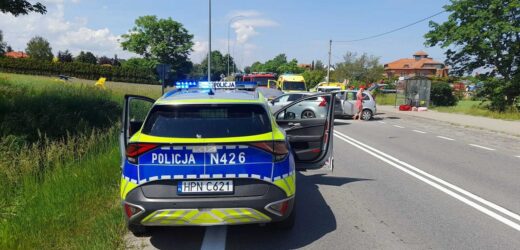 Czołowe zderzenie osobówek na Pomorzu. 7 osób zostało rannych