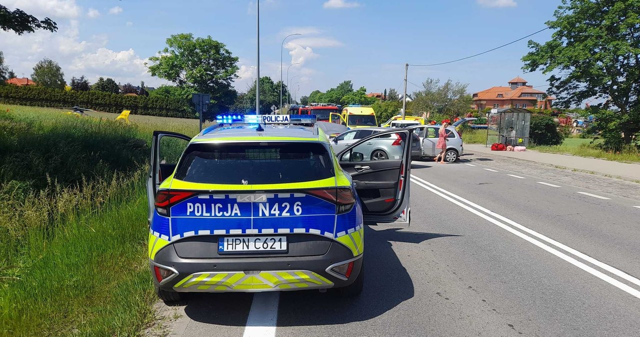 Czołowe zderzenie osobówek na Pomorzu. 7 osób zostało rannych