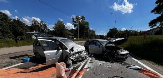 Czołowe zderzenie osobówek na Pomorzu. Kilka osób zostało rannych