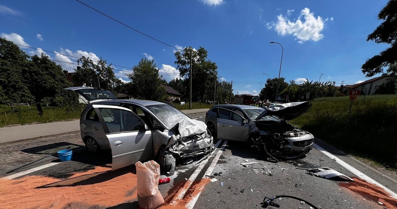 Czołowe zderzenie osobówek na Pomorzu. Kilka osób zostało rannych