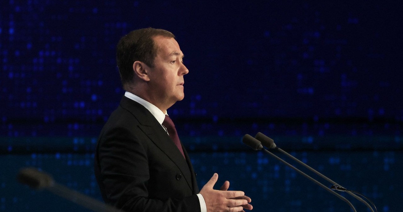 Miedwiediew o słowach Sikorskiego: Postanowił przestraszyć swoich panów