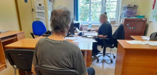 56-latek namawiał do czynności seksualnych 13-latkę. Został zatrzymany
