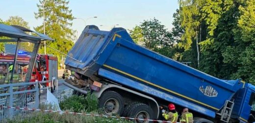 Wywrotka, autobus i dwie osobówki. Wielu rannych w wypadku w Olsztynie