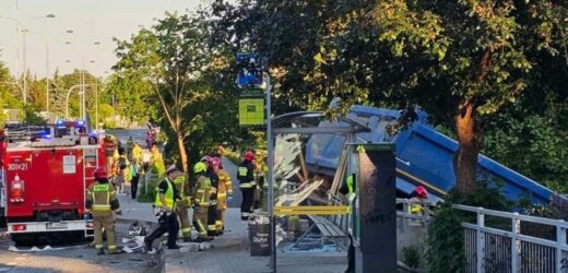 „Cud, że nikt nie zginął”. Kierowca wywrotki staranował auta i autobus miejski