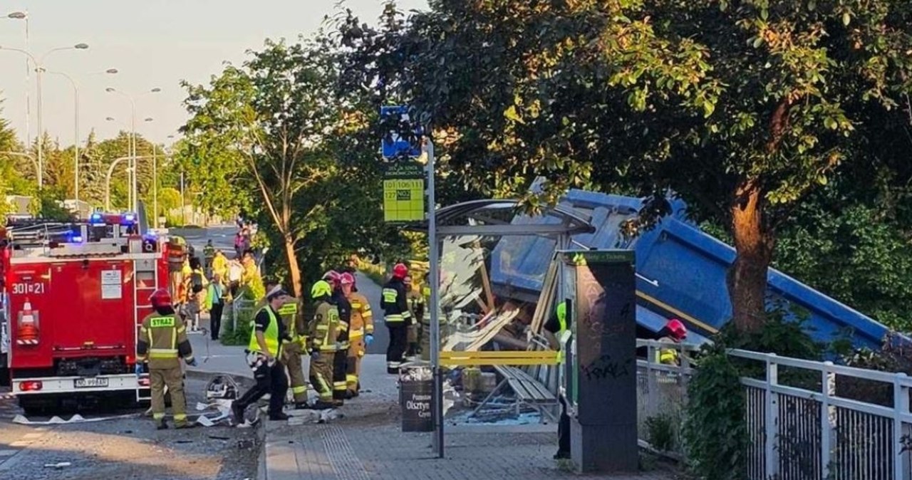 „Cud, że nikt nie zginął”. Kierowca wywrotki staranował auta i autobus miejski