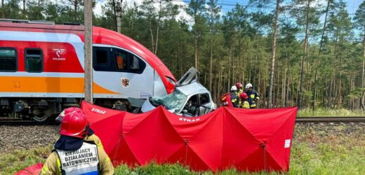 Pociąg wjechał w samochód osobowy. Nie żyje kobieta