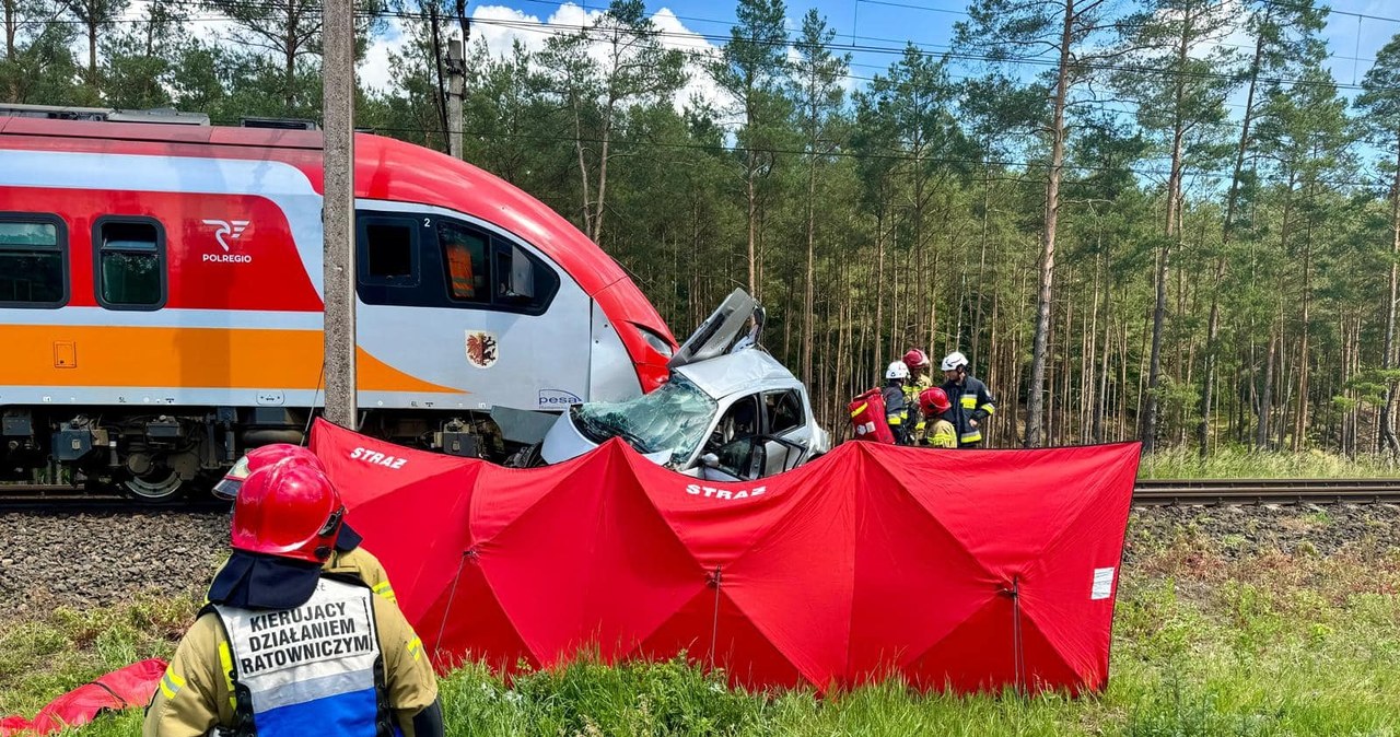Pociąg wjechał w samochód osobowy. Nie żyje kobieta