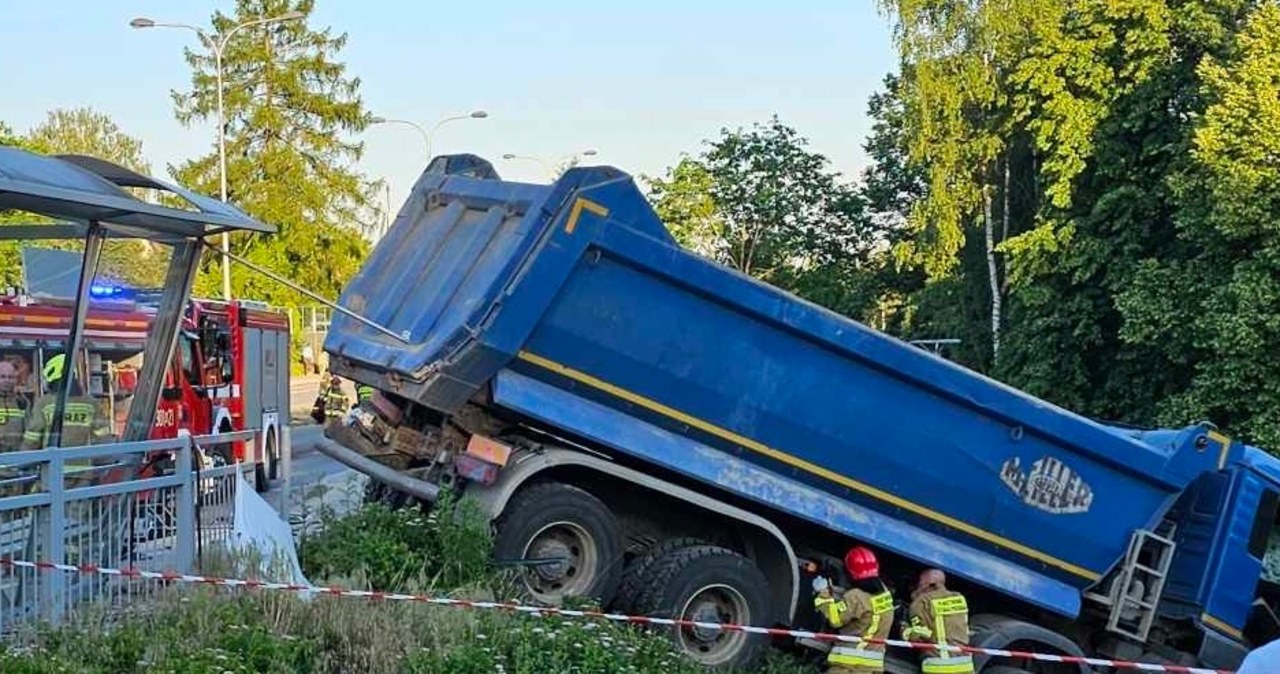 Wywrotka staranowała autobus i osobówki. Jest śledztwo ws. wypadku w Olsztynie