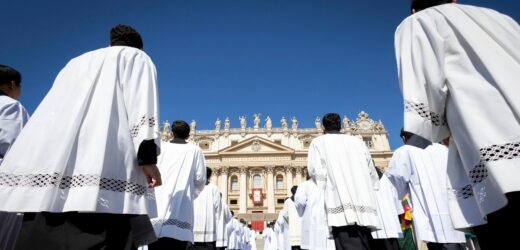 Papież przeprasza za ostre słowa o gejach w seminariach