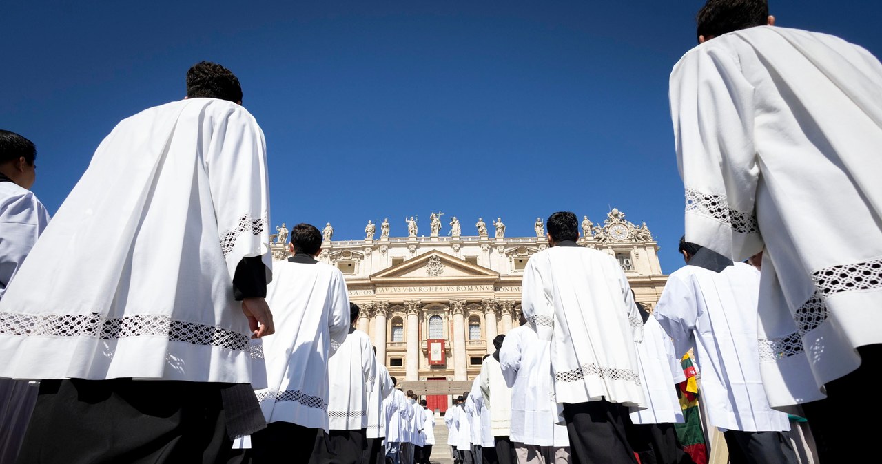 Papież przeprasza za ostre słowa o gejach w seminariach
