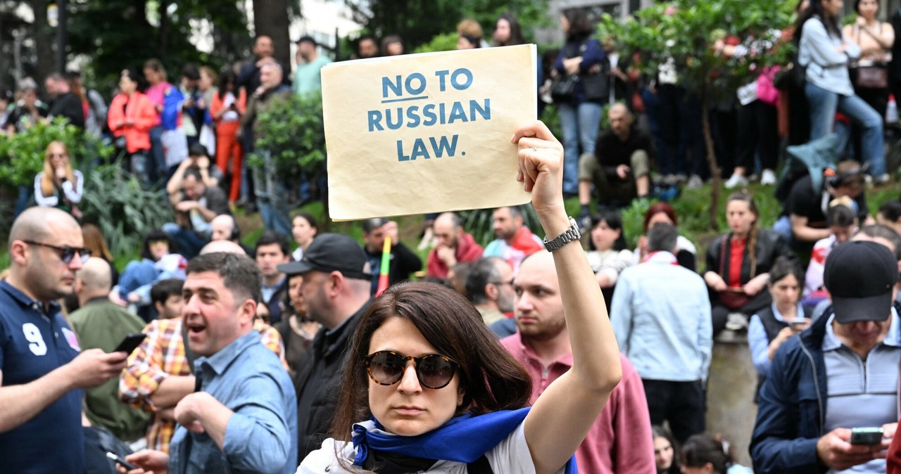 „Rosyjska ustawa” wejdzie w życie. Protesty w Gruzji po decyzji parlamentu