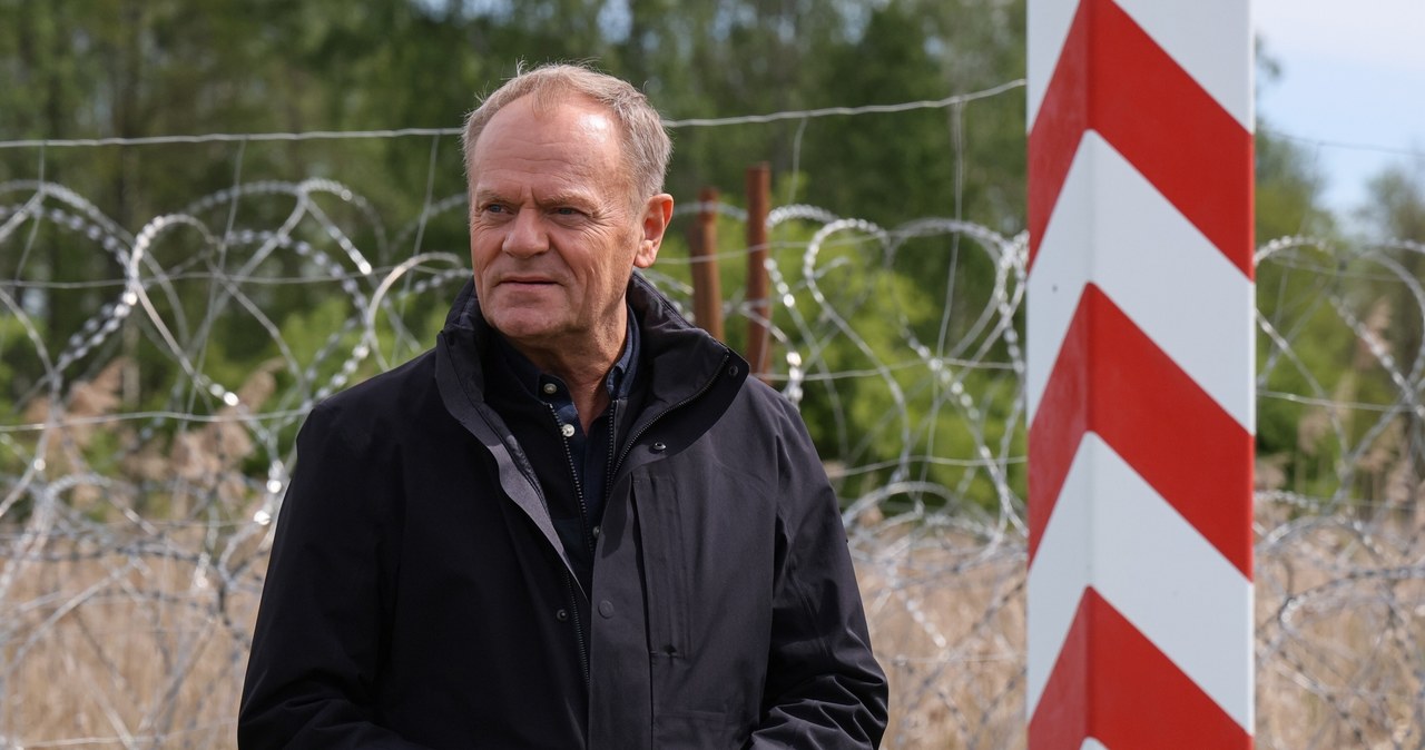 Donald Tusk na granicy z Białorusią. Reakcja na ataki migrantów
