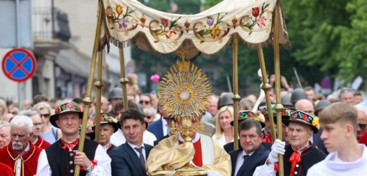 Prymas: Obecność Chrystusa ważna dziś, w epoce plagi indywidualizmu i samotności