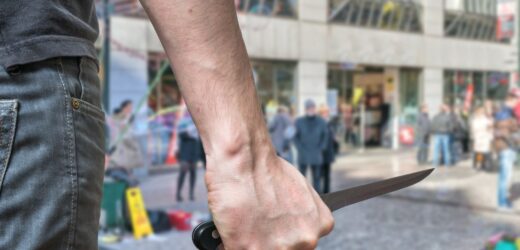 Niemcy: Atak nożownika na polityka i policjanta