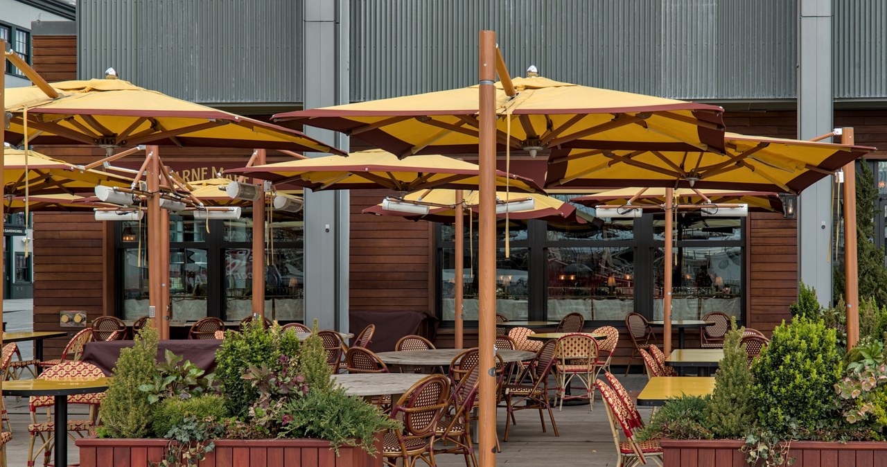 Podpalił parasole w restauracyjnym ogródku. 24-latek słono za to zapłaci