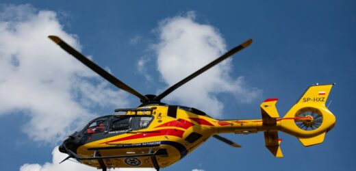 O włos od tragedii. Spadli ze stropem przy rozbieraniu dachu budynku