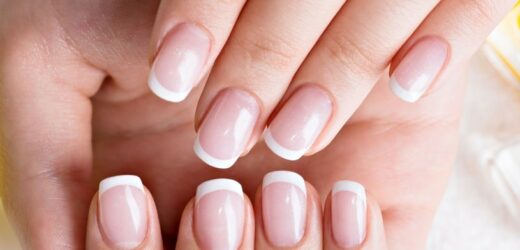 Zapomnij o klasycznych wzorach. Do głosu dochodzą „coquette nails”. Manicurzystki je uwielbiają