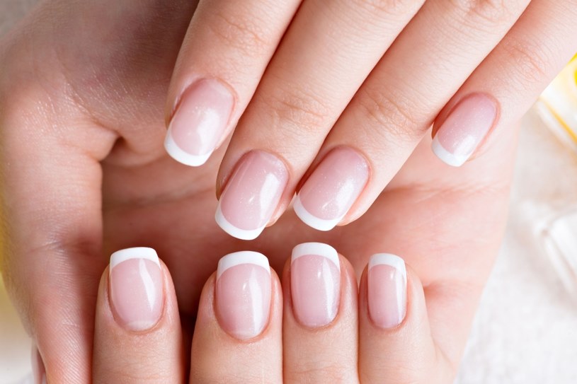 Zapomnij o klasycznych wzorach. Do głosu dochodzą „coquette nails”. Manicurzystki je uwielbiają