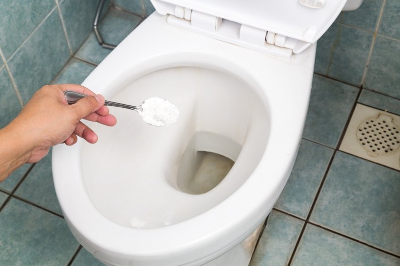 Wrzuć odrobinę do sedesu. Osady i zacieki znikną w mgnieniu oka