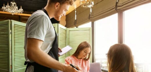 Najczęstsze błędy w restauracjach. Kelnerzy, gdy to słyszą, ledwo powstrzymują się od śmiechu