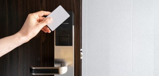 Stewardesa zdradza przydatny trik z butelką. Zrób to od razu po zameldowaniu w hotelu