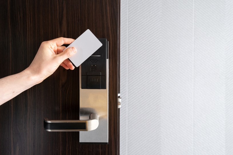 Stewardesa zdradza przydatny trik z butelką. Zrób to od razu po zameldowaniu w hotelu