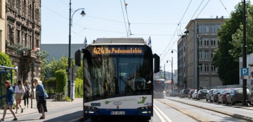 Prezent od prezydenta Krakowa. Plan darmowej komunikacji dla uczniów w wakacje