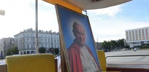 Papamobile na pl. Piłsudskiego. Tym pojazdem 45 lat temu jeździł Jan Paweł II