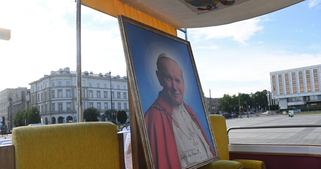 Papamobile na pl. Piłsudskiego. Tym pojazdem 45 lat temu jeździł Jan Paweł II