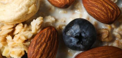 Migdały, borówki i kefir. Te produkty z jednego powodu warto mieć w lodówce